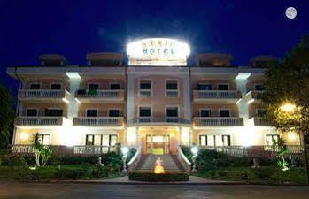 Hotel Residence Adria Rodi Garganico Buitenkant foto