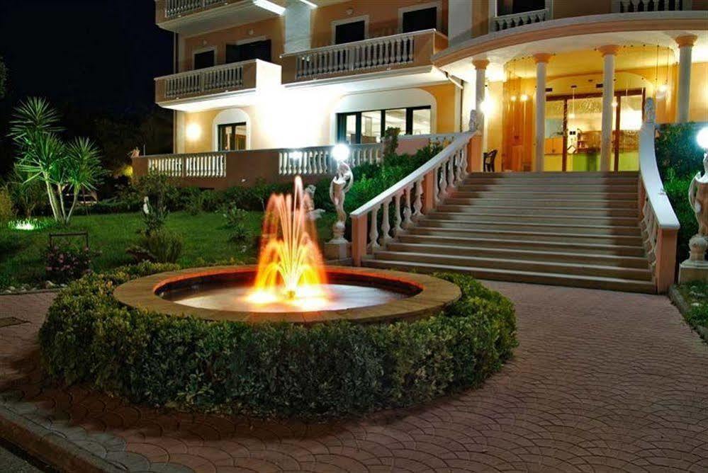 Hotel Residence Adria Rodi Garganico Buitenkant foto